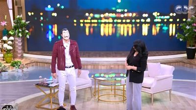 رمضان صبحي يفاجئ منى الشاذلي بقناع 