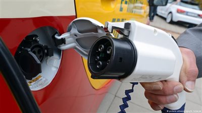 الحكومة الألمانية تروج لسيارة كهربائية بحزمة حوافز