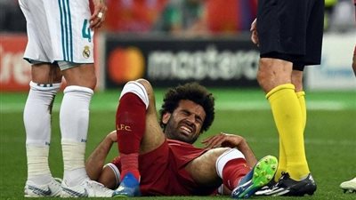 صحيفة بريطانية تنشر كواليس ما بعد إصابة «صلاح» من غرفة الملابس