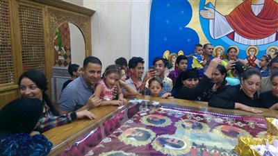 أطفال المنيا يقدمون العزاء لأسر شهداء ليبيا بكنيسة الأنبا بيشوي