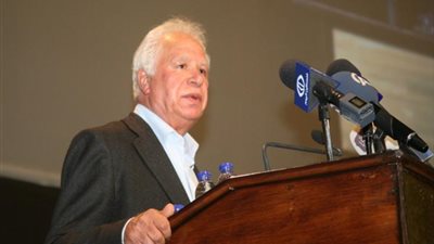 تميم البرغوثي «شاعر التحريض ضد مصر».. وصف فض رابعة بـ «صبرا وشاتيلا».. والمصريات بـ«الراقصات».. زعم أن 30 يونيو «انقلابا».. طالب بالتفاوض مع الجماعة الإرهابية..