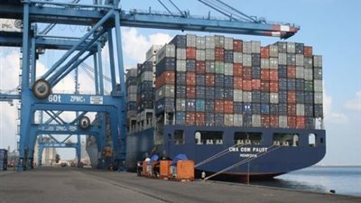 ميناء دمياط يستقبل 960 طن حجارة لردم مواسير الغاز في قاع البحر