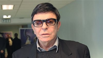 سمير صبري وبوسي شلبي يصلان عزاء نور الشريف بعمر مكرم