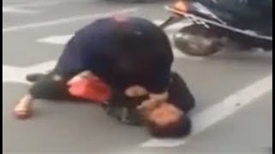 بالفيديو.. لقطات مذهلة لسيدة تلقن لصا علقة ساخنة