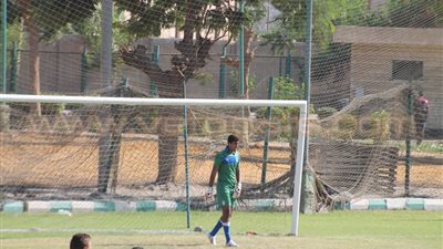 بالصور.. مدرب حراس مرمى منتخب 97 يتابع مباراة المقاولون والكويت