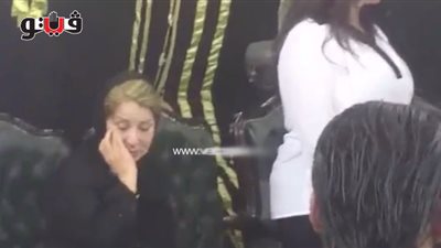 بالفيديو.. بوسى تدخل في نوبة بكاء بسرادق عزاء نور الشريف