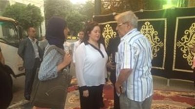 بالصور.. مى نور الشريف تتخلى عن الأسود في عزاء والدها