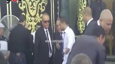 بالفيديو... محمود عبد العزيز يقدم العزاء لأسرة نور الشريف