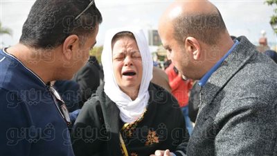 عمرو أديب يقدم العزاء لوالدة شريف السقا بمسجد الشرطة (فيديو وصور)