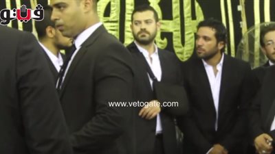 بالفيديو.. عمرو يوسف وأمير شاهين يصلان عزاء نور الشريف بالتحرير