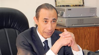 عصام الأمير ووحيد حامد يصلان عزاء نور الشريف بالتحرير