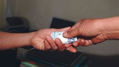 ضبط موظف بوحدة مرور المقطم بتهمة تقاضى رشوة