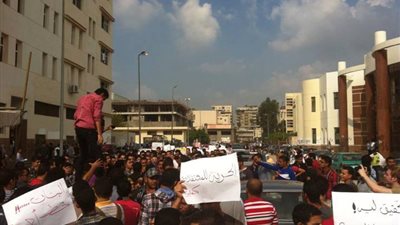 انطلاق مسيرة لطلاب المحظورة بجامعة المنصورة.. وتوقع حدوث اشتباكات