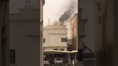 بالفيديو.. درجات الحرارة تتسبب في اشتعال خزان ماء بالكويت