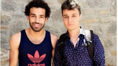 محمد صلاح يلتقط صورا تذكارية مع المعجبين في إجازته باليونان