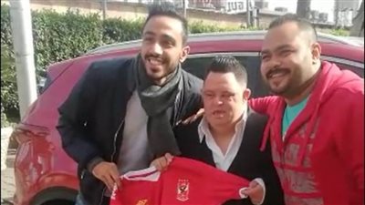 لحظة احتفال كهربا مع زملائه بعد التوقيع للنادي الأهلي بحضور 