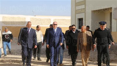 محافظ قنا يتفقد المنطقة الصناعية ومجمع الصناعات الصغيرة بنجع حمادي (صور)