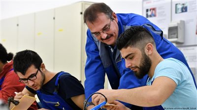 تجارب مثيرة للاجئين.. يطمحون لممارسة مهنتهم في ألمانيا