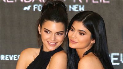 كيندال جينر تمزح مع شقيقتها كايلي وتتنكر بشكلها (فيديو)