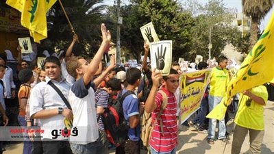 موظفو جامعة الأزهر يرفعون الأحذية لطلاب 