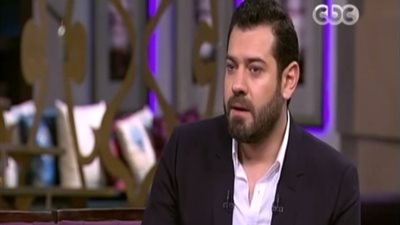 بالفيديو.. السر وراء بكاء عمرو يوسف على الهواء