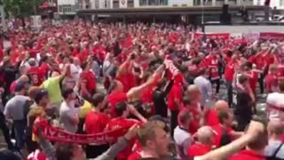 بالفيديو.. جماهير ليفربول تحتل مدينة بازل قبل نهائي الدوري الأوروبي