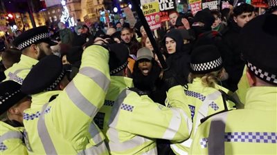 مئات البريطانيين يتظاهرون بشوارع لندن اعتراضا على فوز جونسون (فيديو وصور)