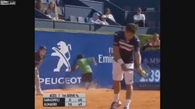 موقف طريف لصبي أثناء جمع الكرات في مباراة تنس (فيديو)