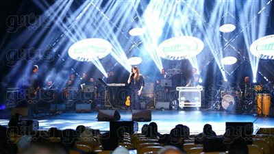 إليسا تشعل أجواء الرومانسية على مسرح أوبرا مصر بحضور نجوم الفن (صور)