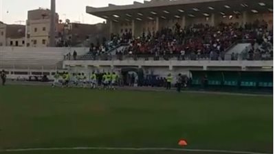 بالفيديو.. لاعبو المقاصة يؤدون عمليات الإحماء وسط تشجيع الجماهير