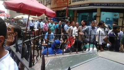 بالصور.. إقبال شديد على السجل المدني بالعباسية