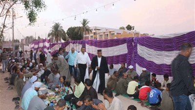 أهالي الأقصر يجتمعون على أطول مائدة إفطار بحضور المحافظ (صور)