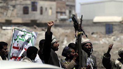 الحوثيين ينهبون المؤسسات الحكومية بمدينة الحديدة بعد تقدم المقاومة