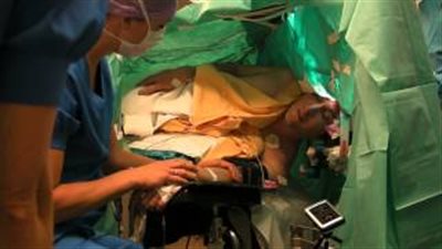 بالفيديو.. مطرب يخضع لعملية جراحية في المخ دون مخدر