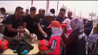 بالفيديو..«أوزيل» يلعب كرة القدم مع اللاجئين السوريين في الأردن