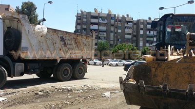 بالصور.. استمرار أعمال رفع القمامة بحي الضواحي في بورسعيد