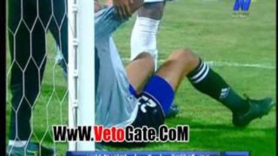 بالفيديو.. «حامل الكرة» ينزل أرض ملعب المقاصة بسبب حارس أهلي طرابلس