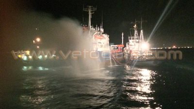 بالصور.. القوات البحرية تخمد حريق إحدى السفن العابرة بقناة السويس