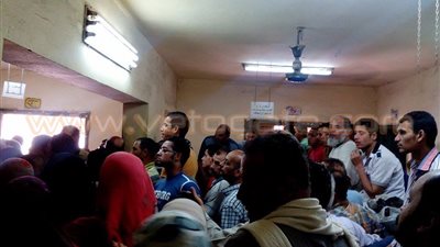 بالصور.. زحام المواطنين على السجل المدنى بحلوان