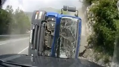 بالفيديو.. أبشع مشاهد انقلاب السيارات على الطرق