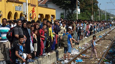 بالصور.. حرب بالسكاكين بين ركاب قطار مزدحم للحصول على مكان