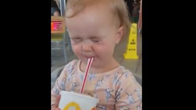 بالفيديو.. رد فعل طفلة تتناول المشروبات الغازية لأول مرة