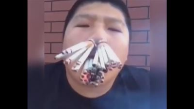بالفيديو.. رجل يدخن 50 سيجارة قبل تناولها مشتعلة