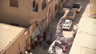 بالصور.. أطفال «داعش» يرجمون متهمين بالشذوذ في سوريا