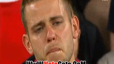 بالفيديو.. دموع هيستيرية من مشجع ليفربول لخسارة الدوري الأوروبي