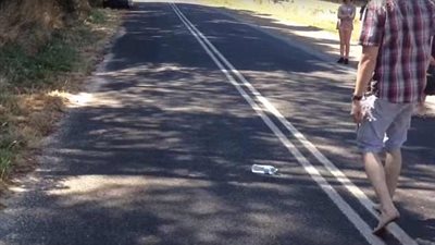 زجاجة مياه تتحدى الجاذبية بتل أسترالي (فيديو وصور)