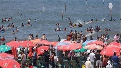 إقبال كبير على شواطئ مصيف رأس البر لقضاء إجازة الجمعة