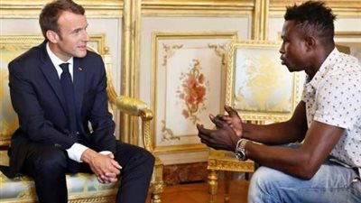 رئيس فرنسا يمنح الجنسية لمهاجر أنقذ طفلاً كاد يسقط من الطابق الرابع