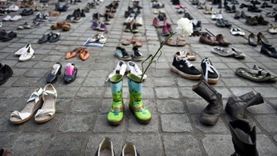 4500 حذاء أمام الاتحاد الأوروبي للتذكير بشهداء فلسطين (صور)