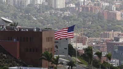 السفارة الأمريكية في فنزويلا تقلص الخدمات القنصلية